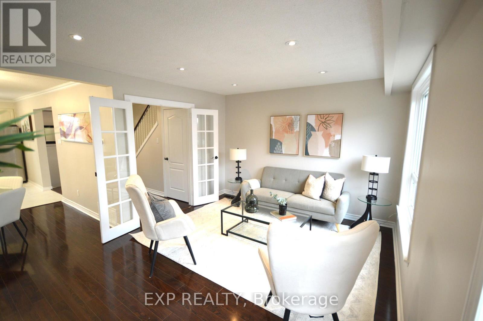 Photo 4 of 10 18 Moregate Crescent, Brampton ON