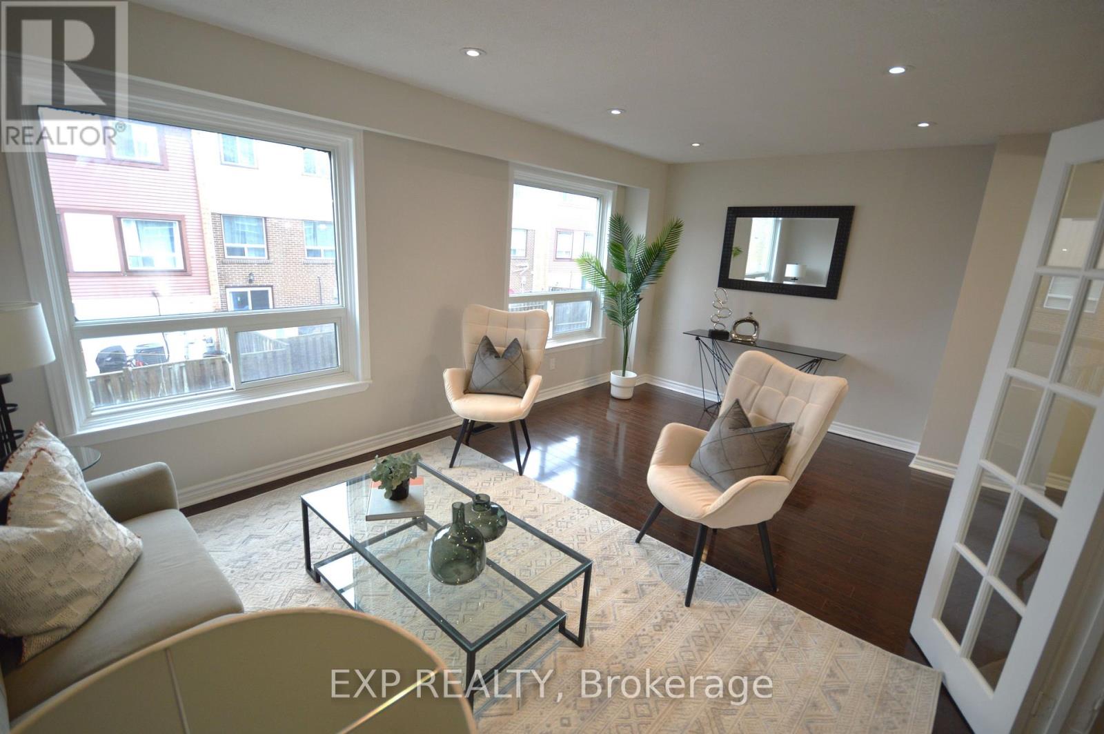 Photo 5 of 10 18 Moregate Crescent, Brampton ON