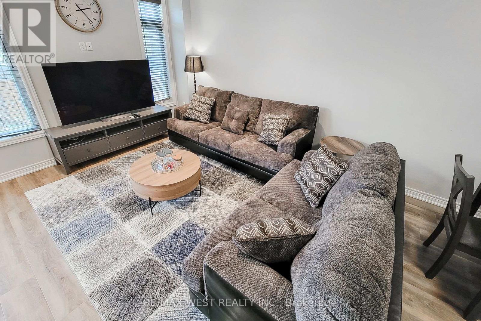 Photo 10 of 13 Lindsay Way, Grimsby ON