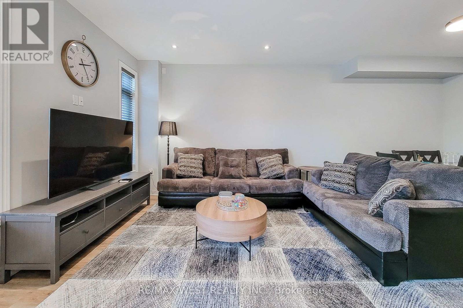 Photo 11 of 13 Lindsay Way, Grimsby ON