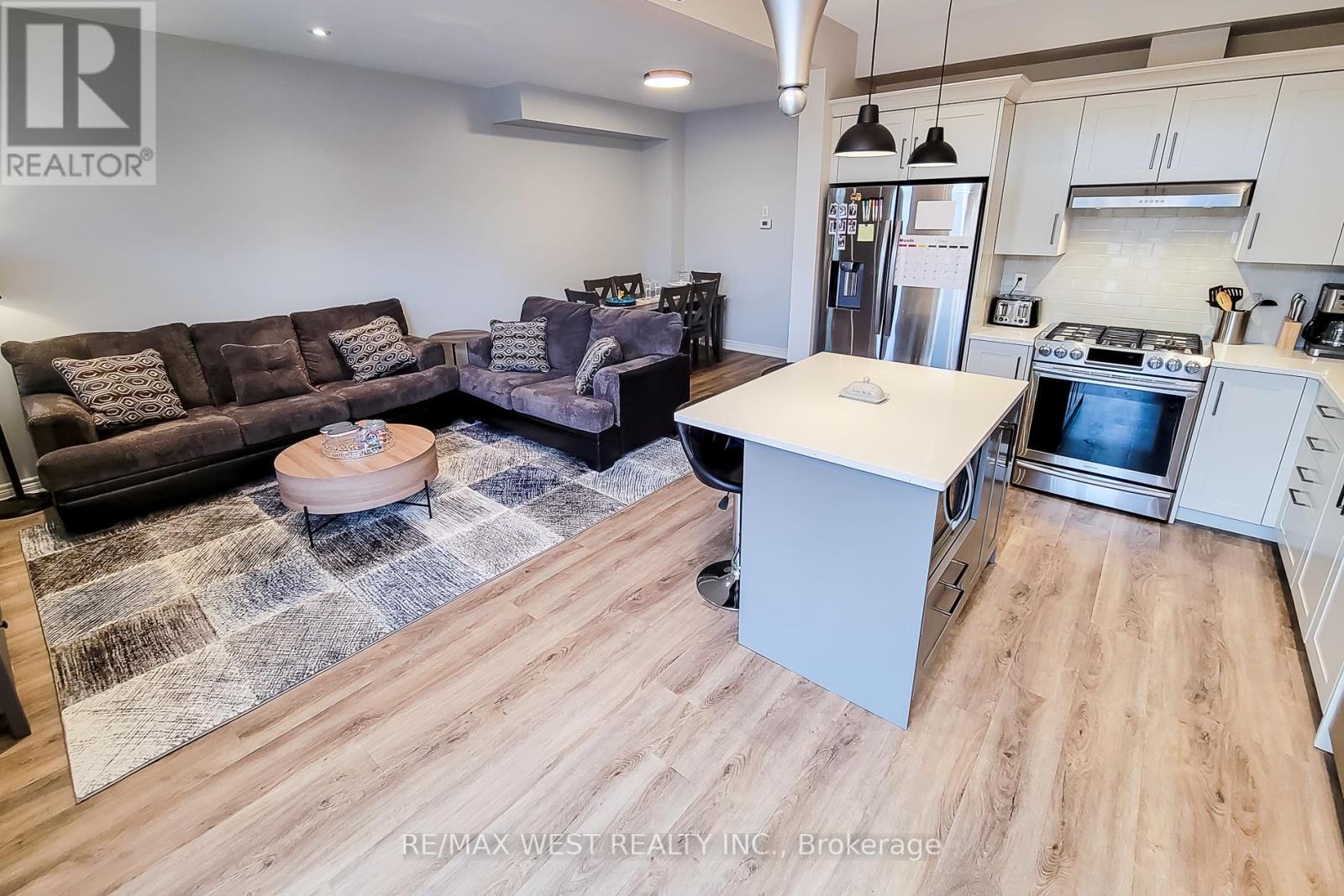 Photo 12 of 13 Lindsay Way, Grimsby ON