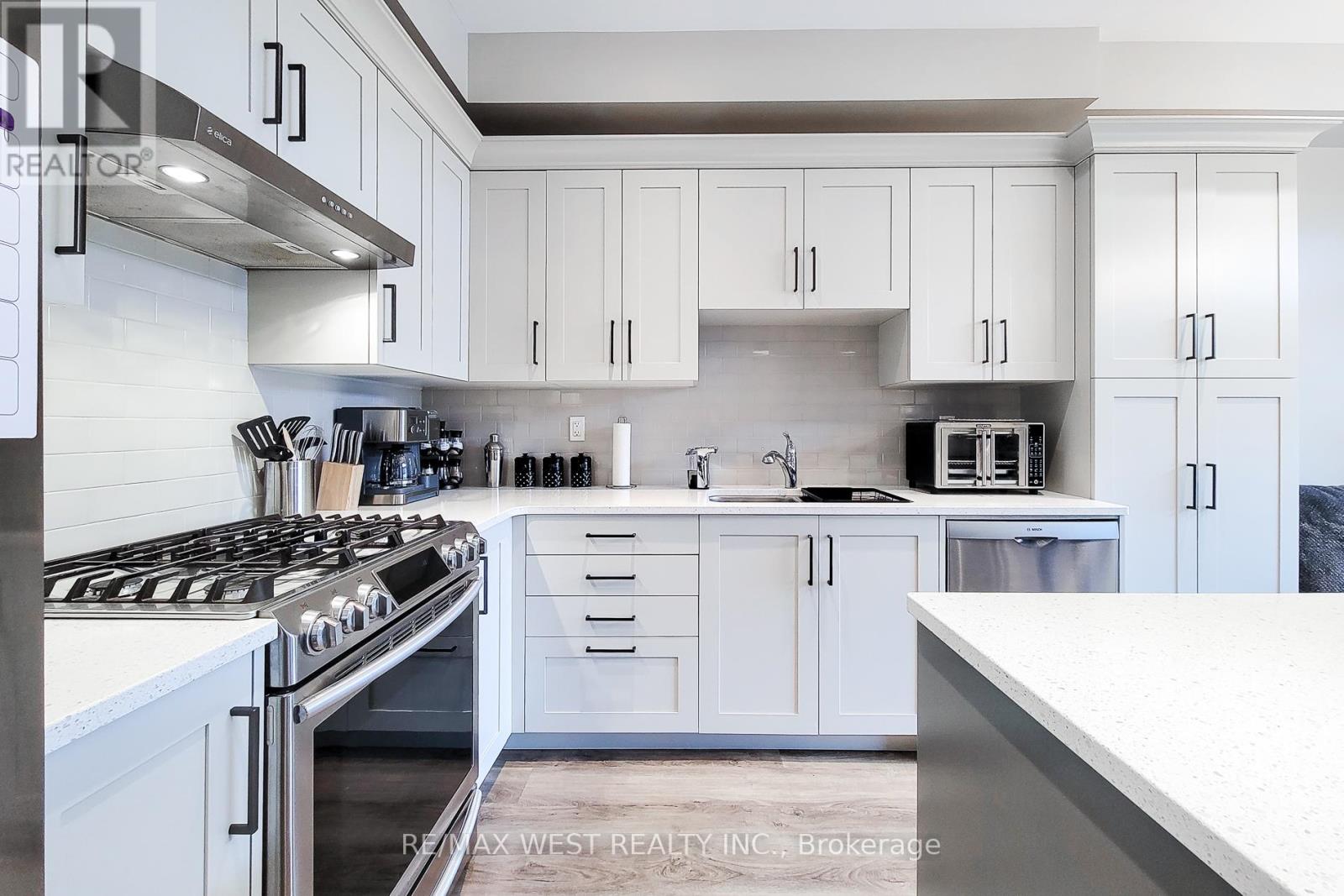 Photo 14 of 13 Lindsay Way, Grimsby ON