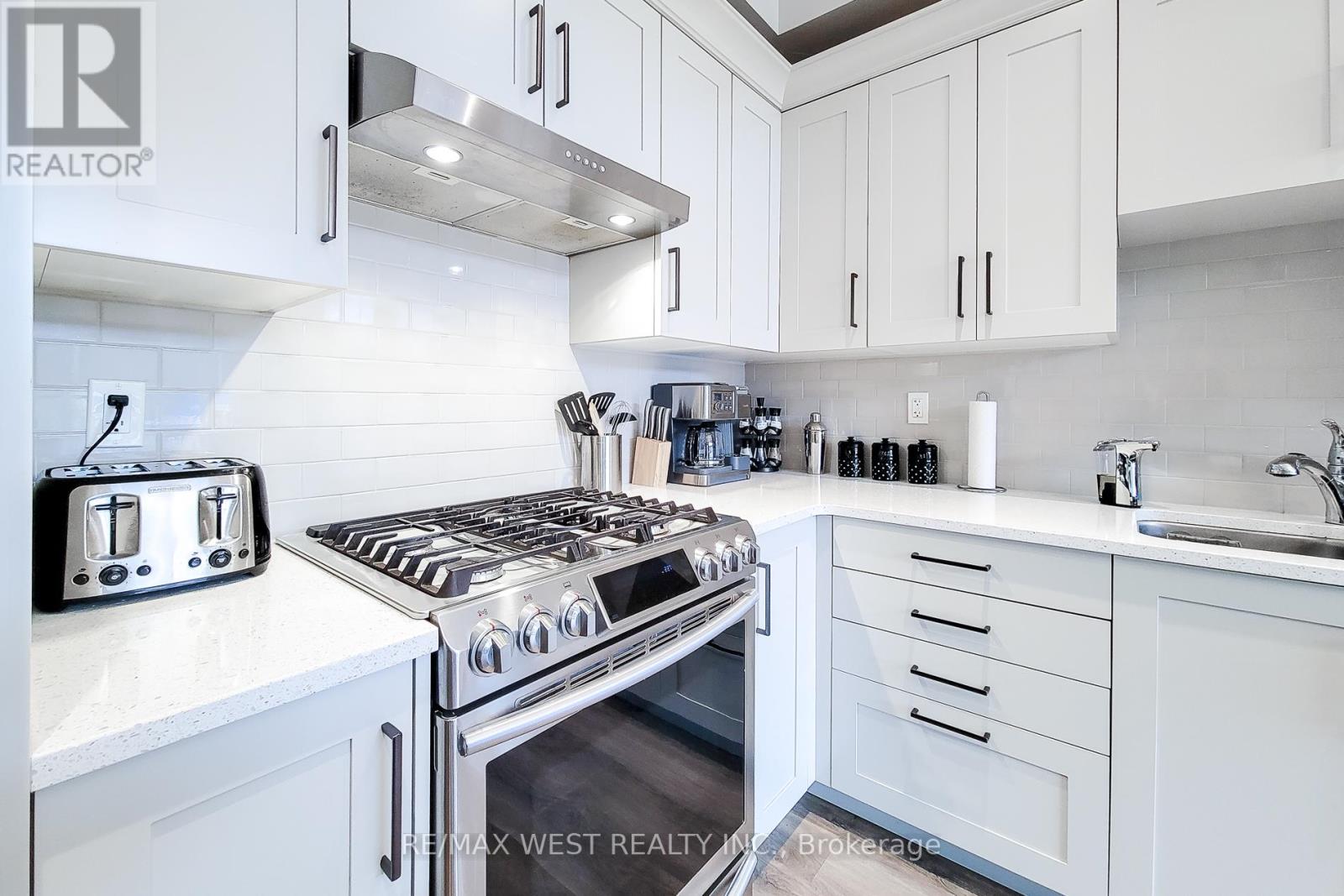 Photo 15 of 13 Lindsay Way, Grimsby ON