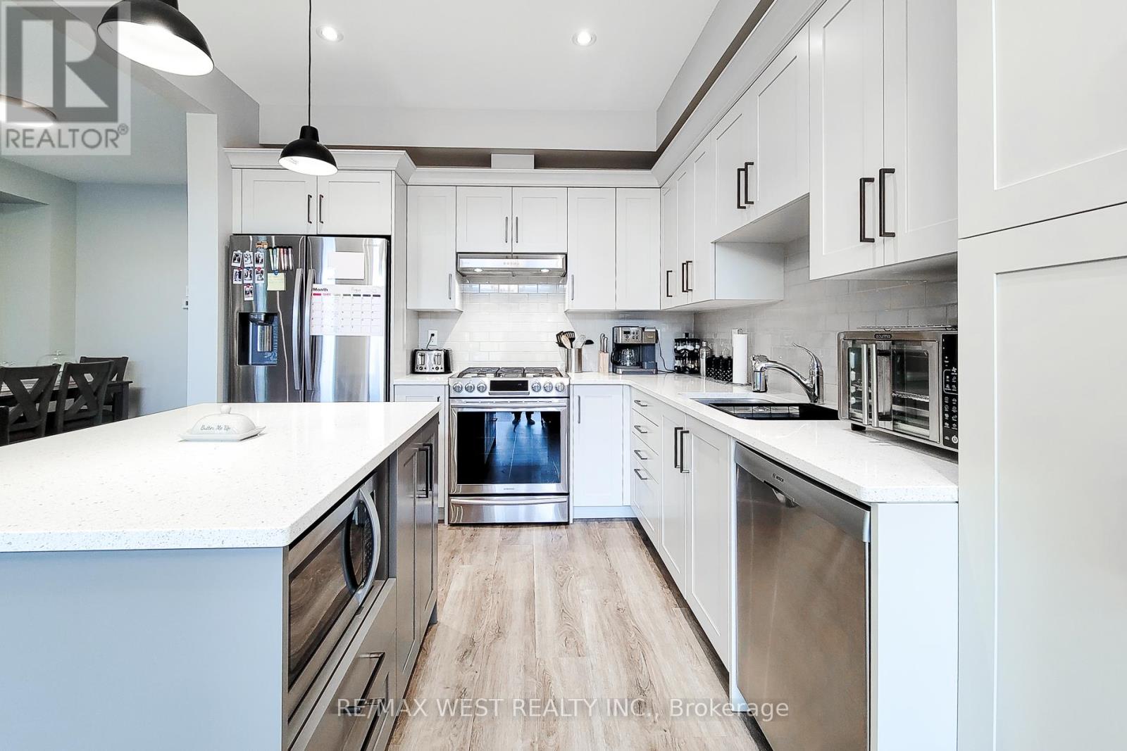Photo 16 of 13 Lindsay Way, Grimsby ON