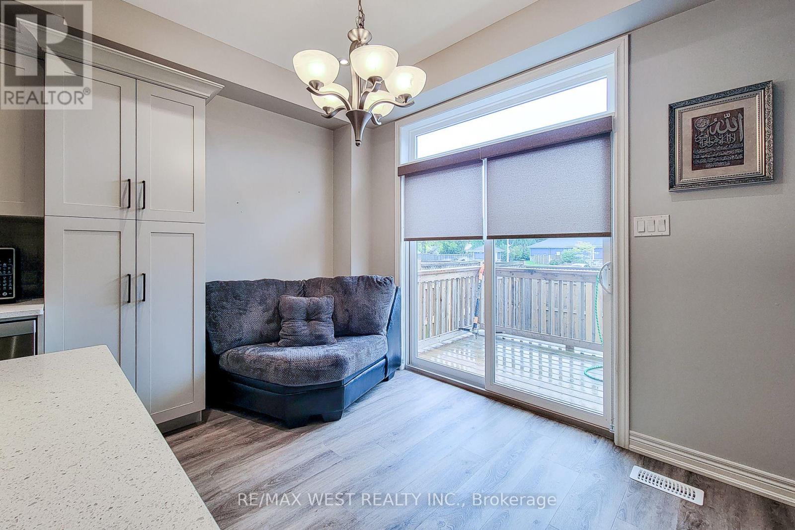 Photo 17 of 13 Lindsay Way, Grimsby ON