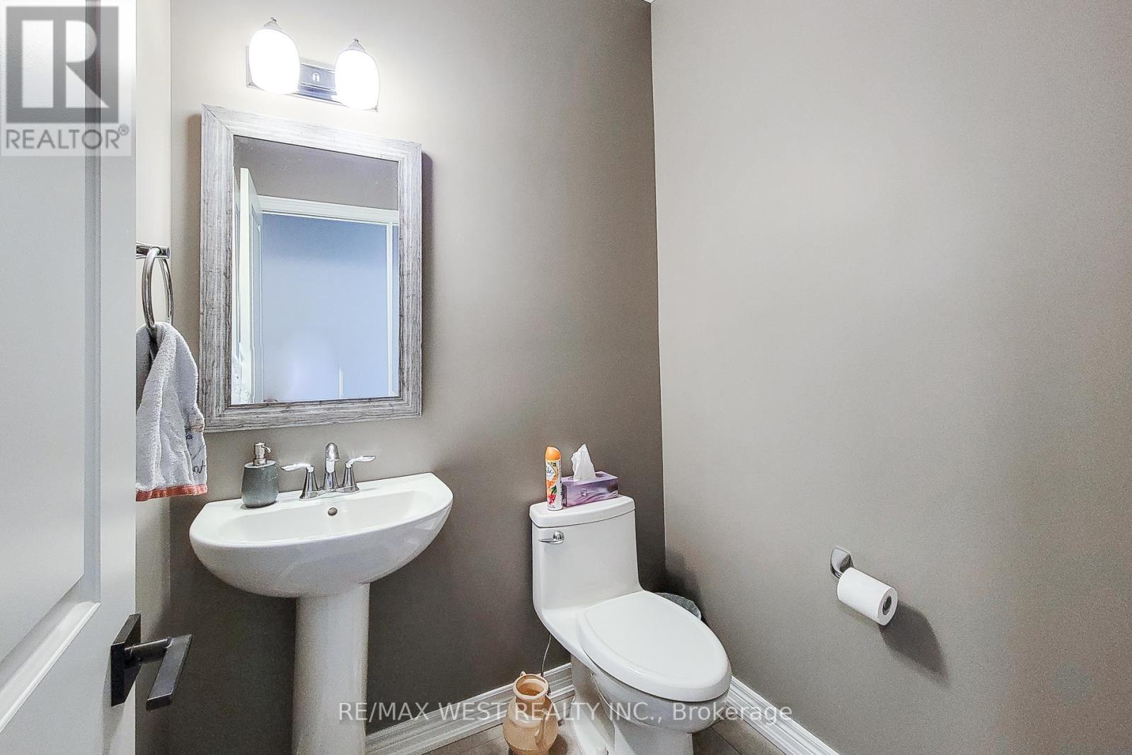 Photo 20 of 13 Lindsay Way, Grimsby ON