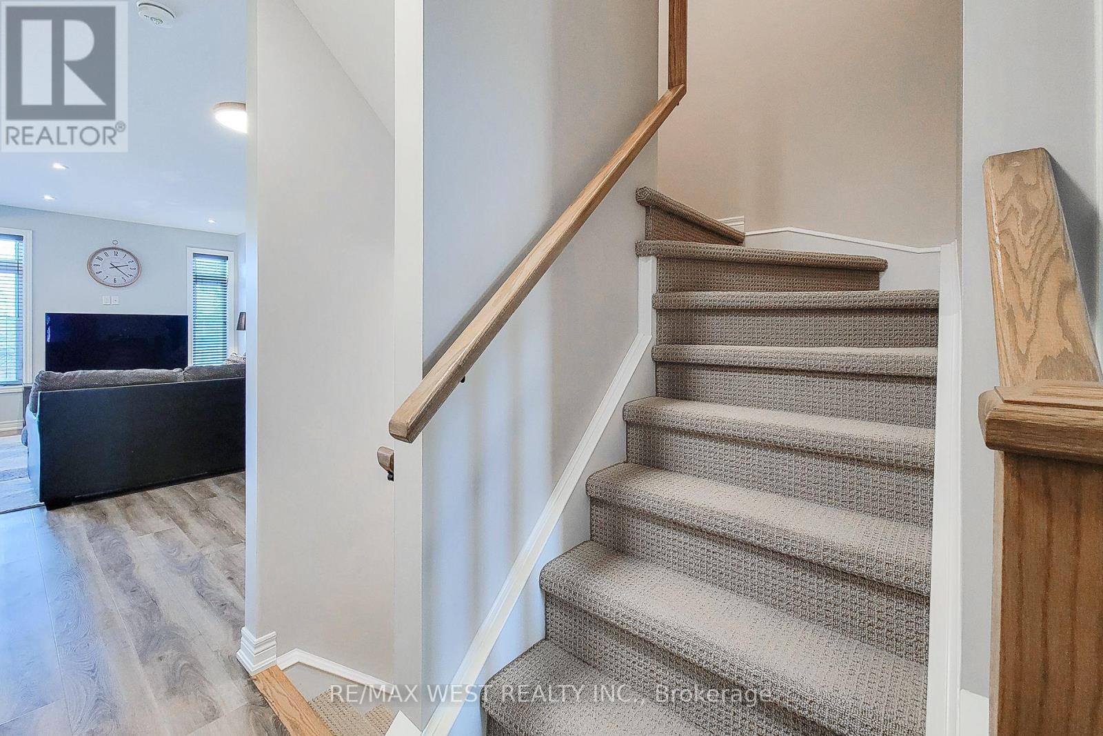 Photo 21 of 13 Lindsay Way, Grimsby ON