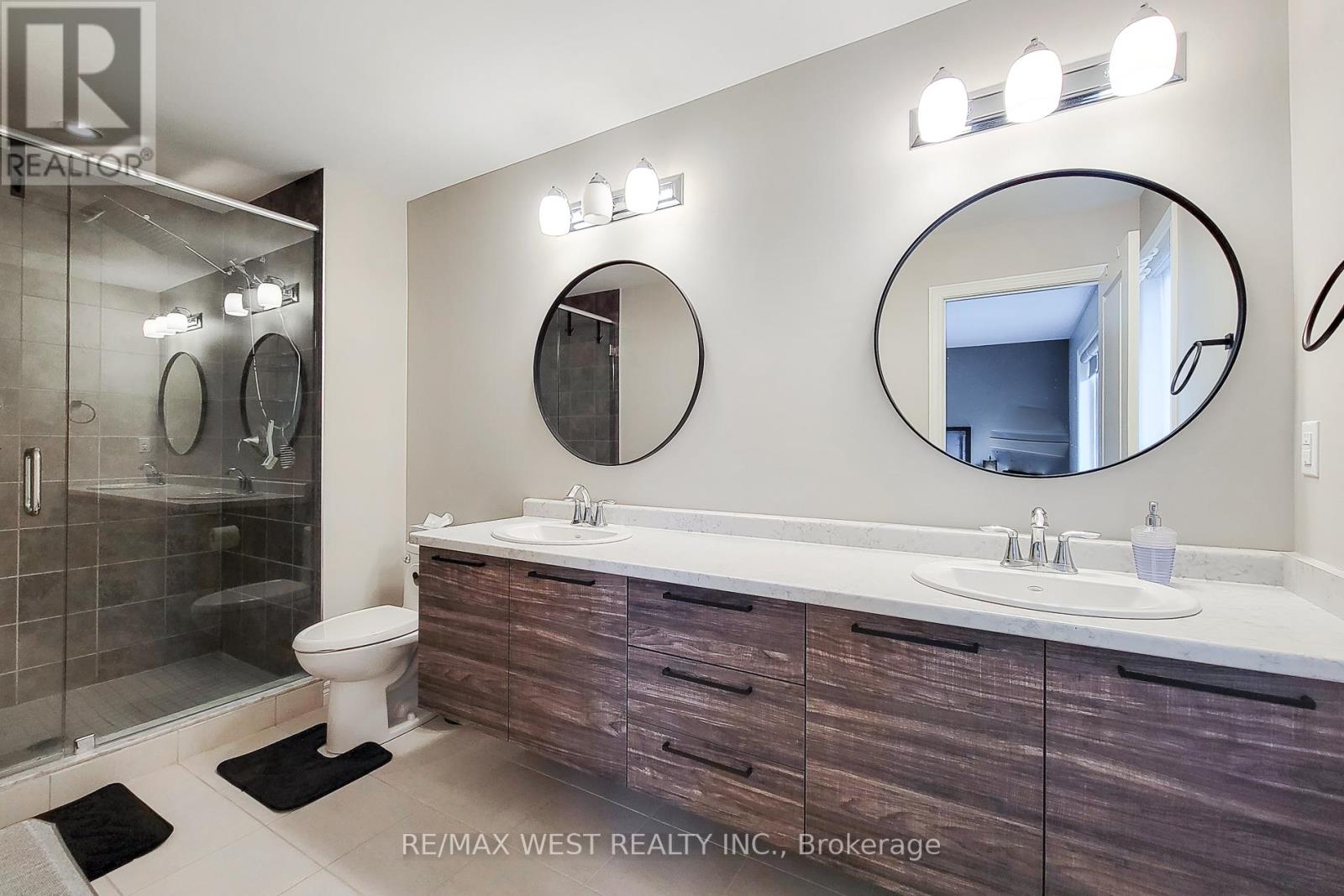Photo 25 of 13 Lindsay Way, Grimsby ON