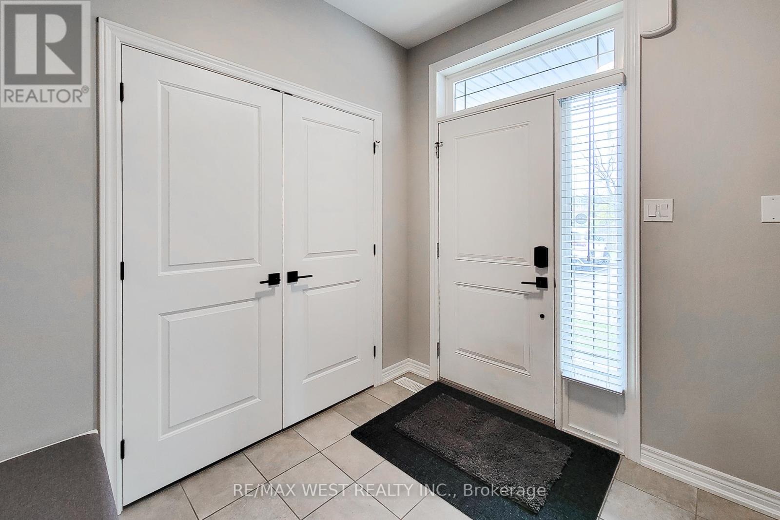 Photo 7 of 13 Lindsay Way, Grimsby ON