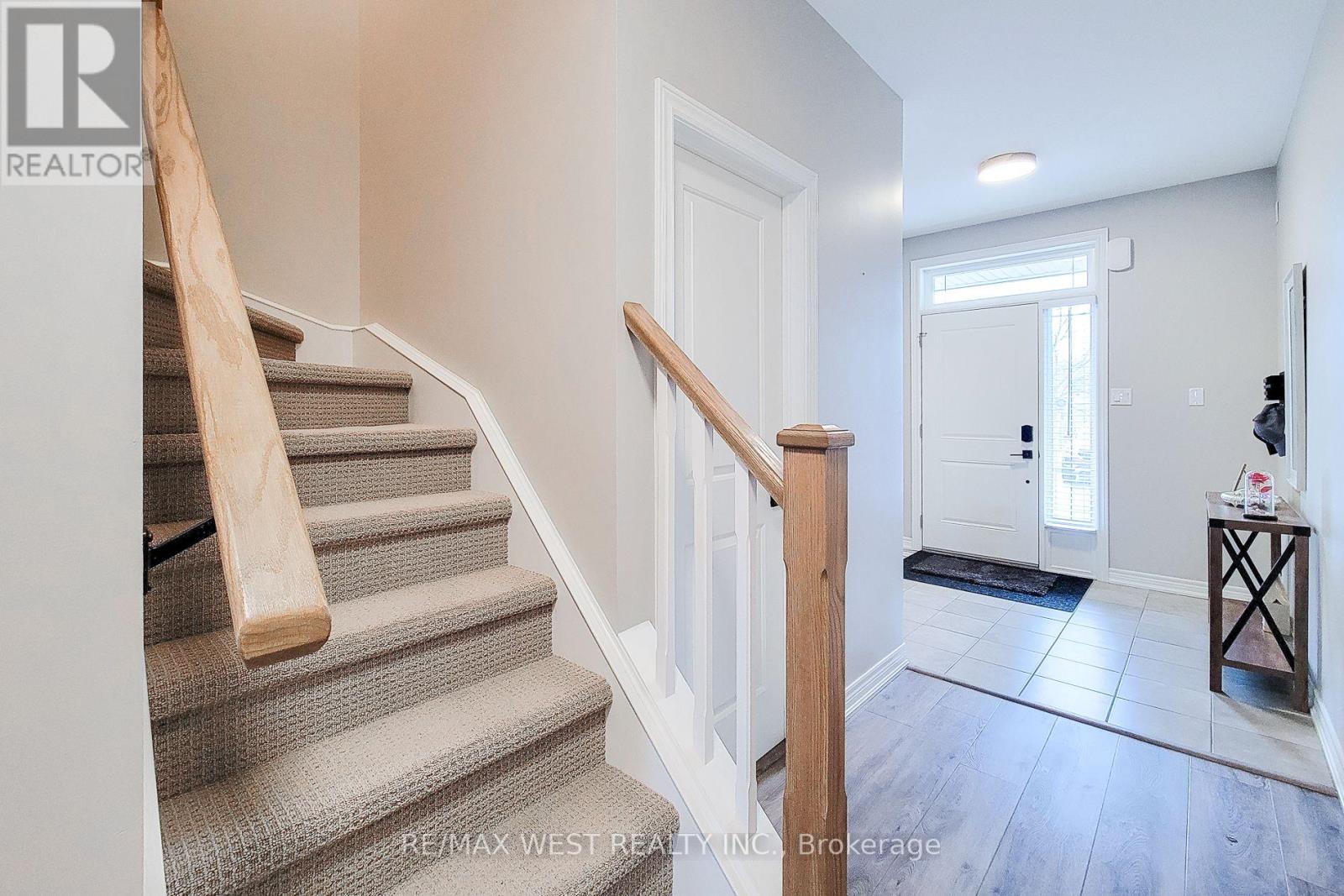 Photo 8 of 13 Lindsay Way, Grimsby ON