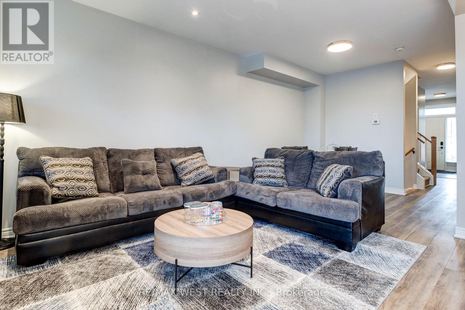 Photo 9 of 13 Lindsay Way, Grimsby ON