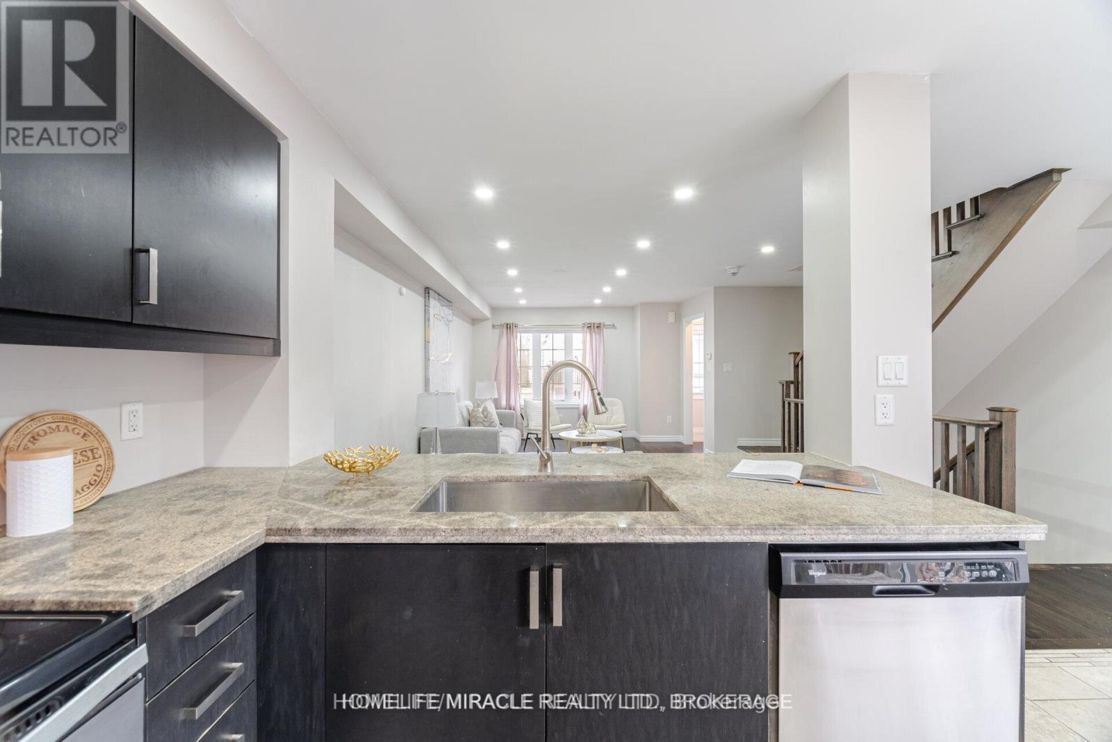 Photo 10 of 18 Kenridge Terrace, Hamilton ON