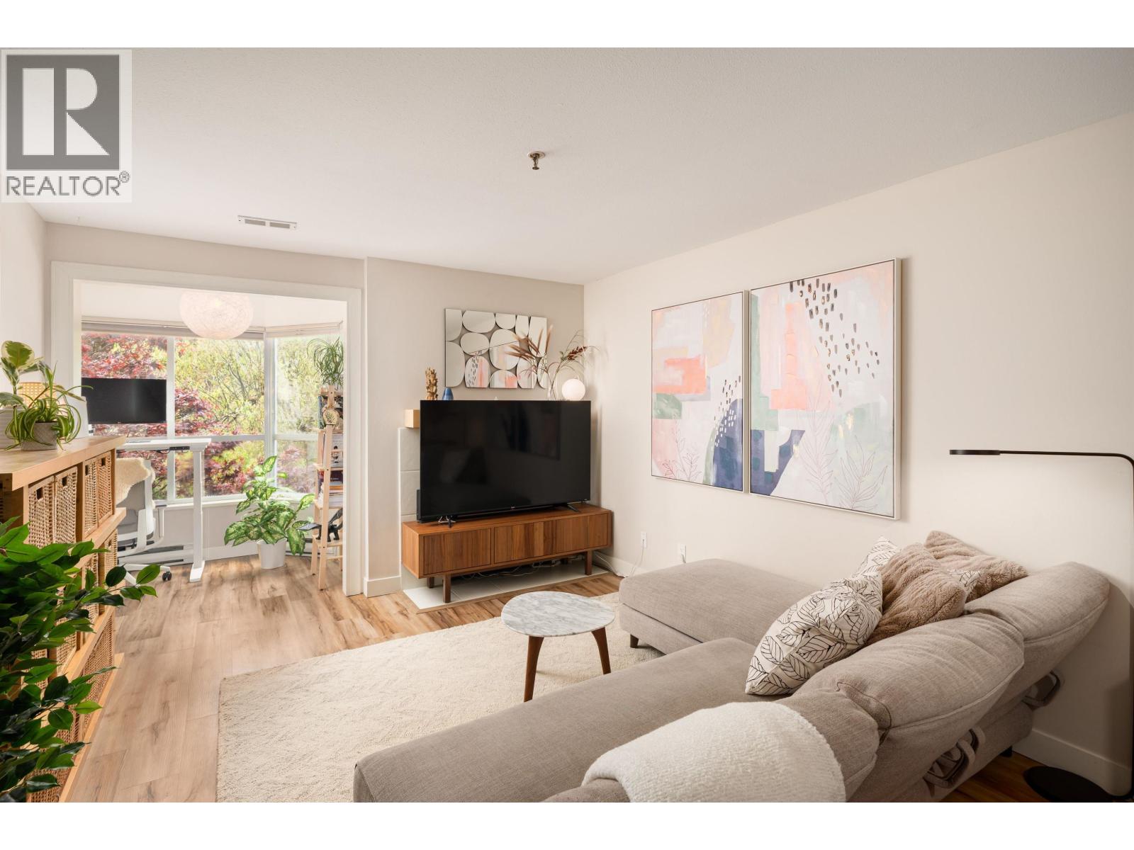 Photo 4 of 302 2333 Eton Street, Vancouver BC
