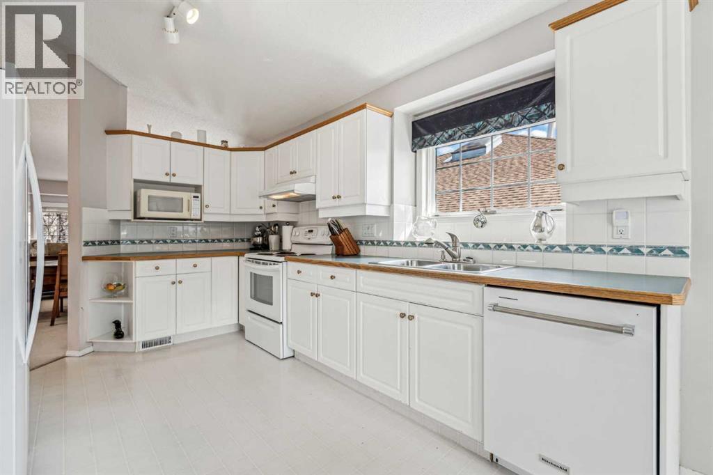 Photo 15 of 76 Christie Gardens Sw, Calgary AB