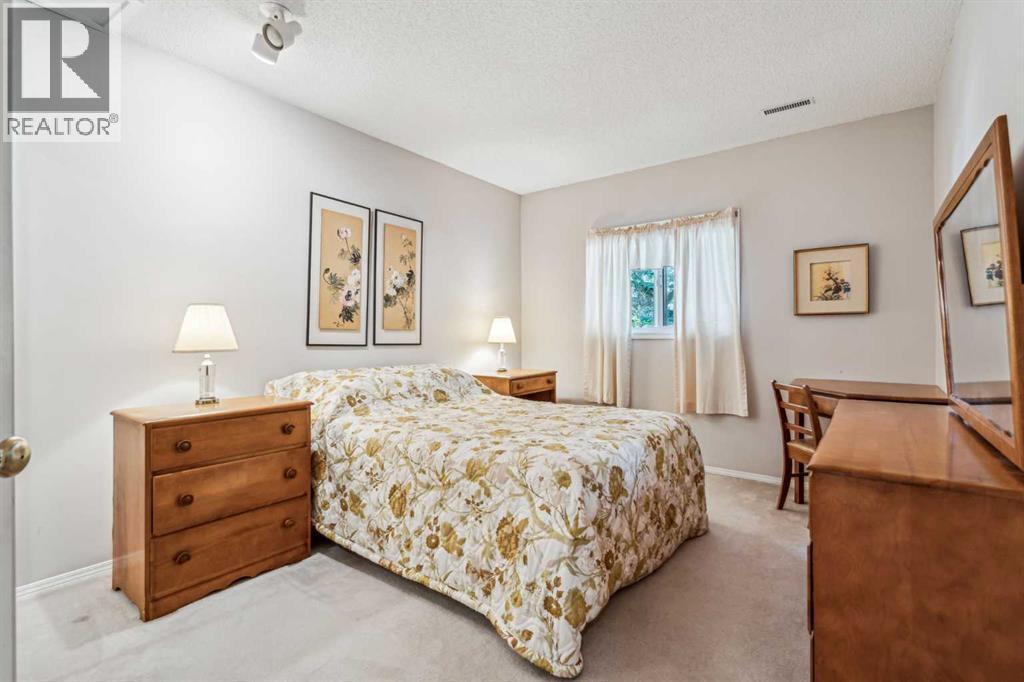 Photo 36 of 76 Christie Gardens Sw, Calgary AB