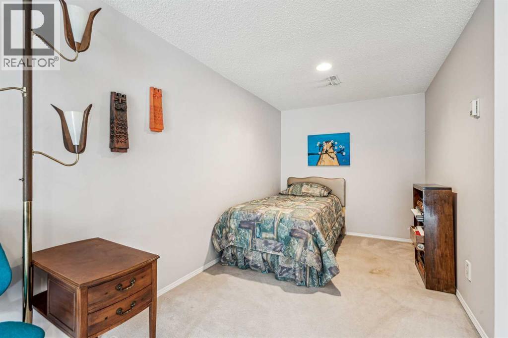 Photo 34 of 76 Christie Gardens Sw, Calgary AB