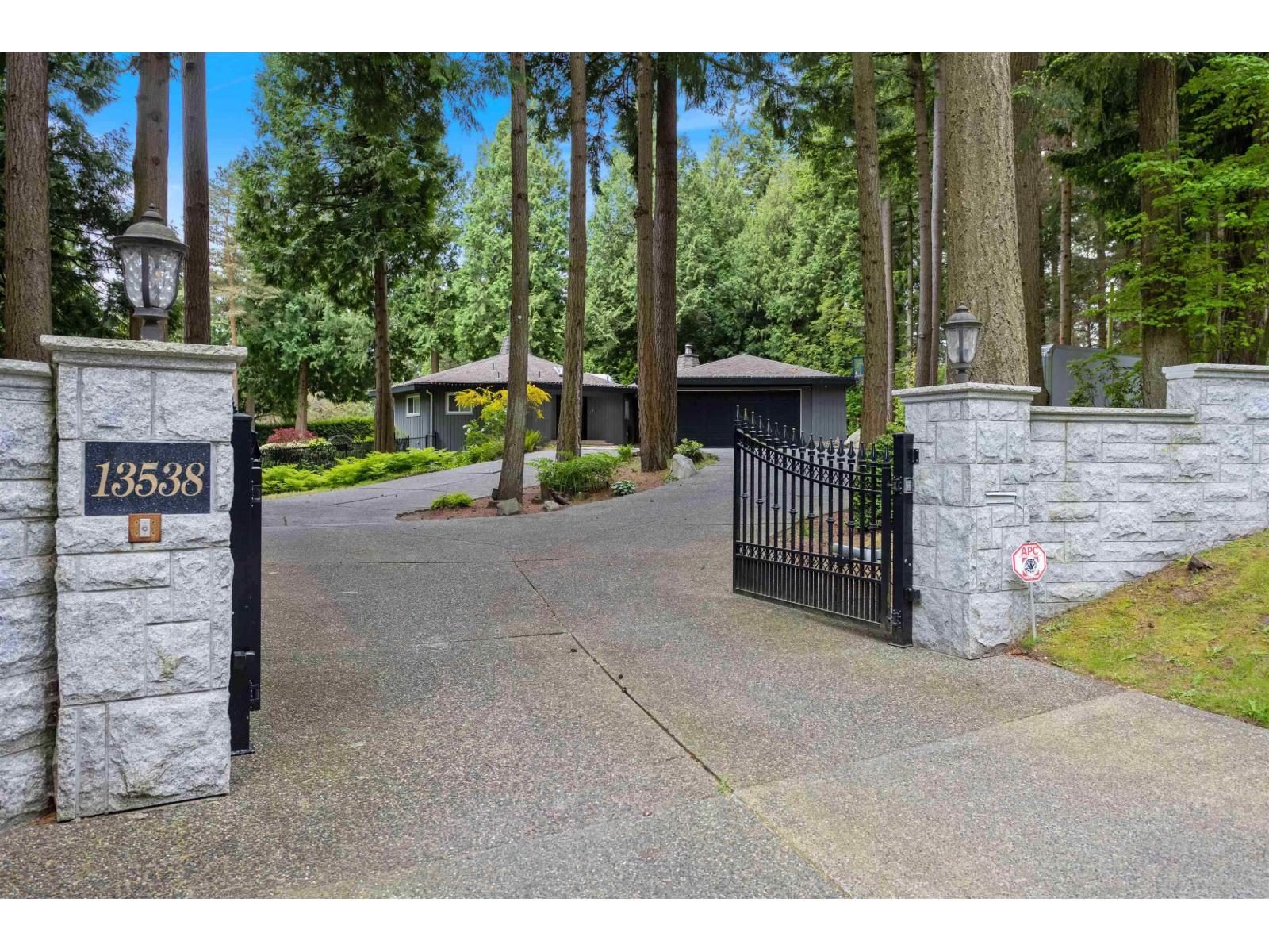 Photo 3 of 13538 20 Avenue, Surrey BC