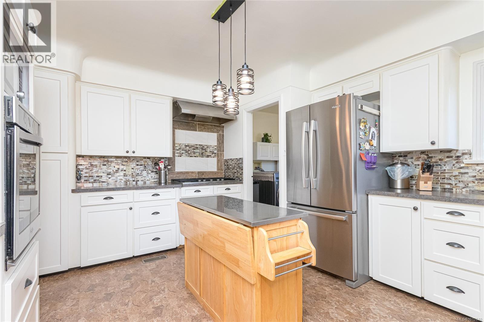 Photo 10 of 3074 Colquitz Ave, Saanich BC