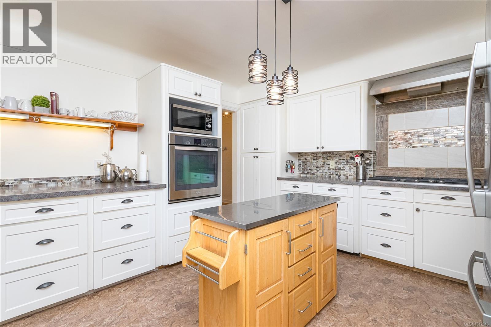 Photo 11 of 3074 Colquitz Ave, Saanich BC