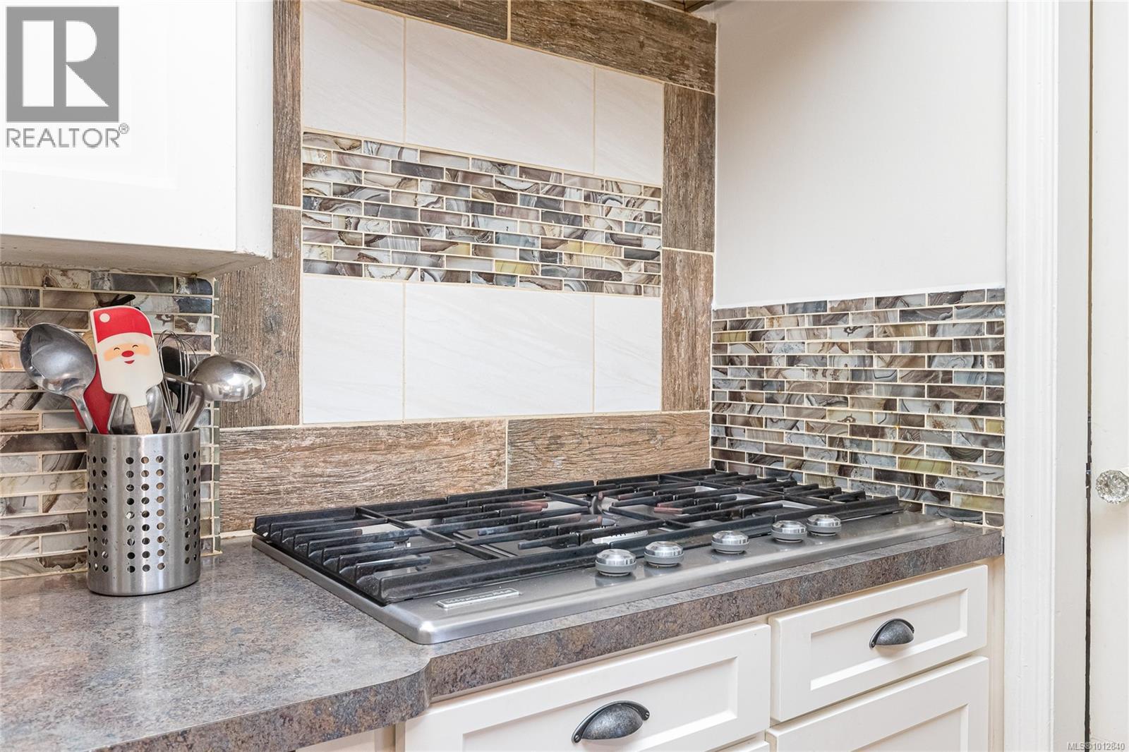 Photo 13 of 3074 Colquitz Ave, Saanich BC