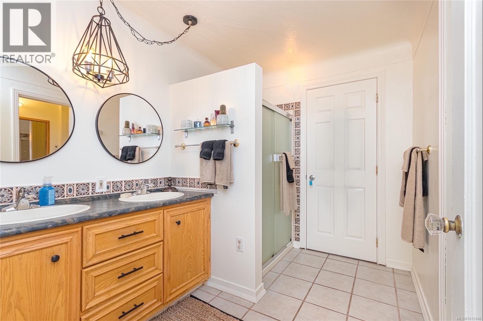 Photo 16 of 3074 Colquitz Ave, Saanich BC
