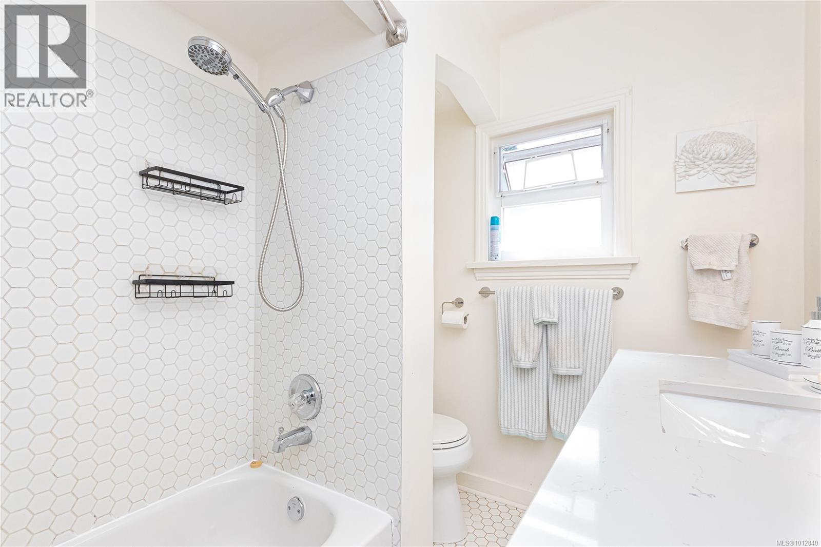 Photo 19 of 3074 Colquitz Ave, Saanich BC