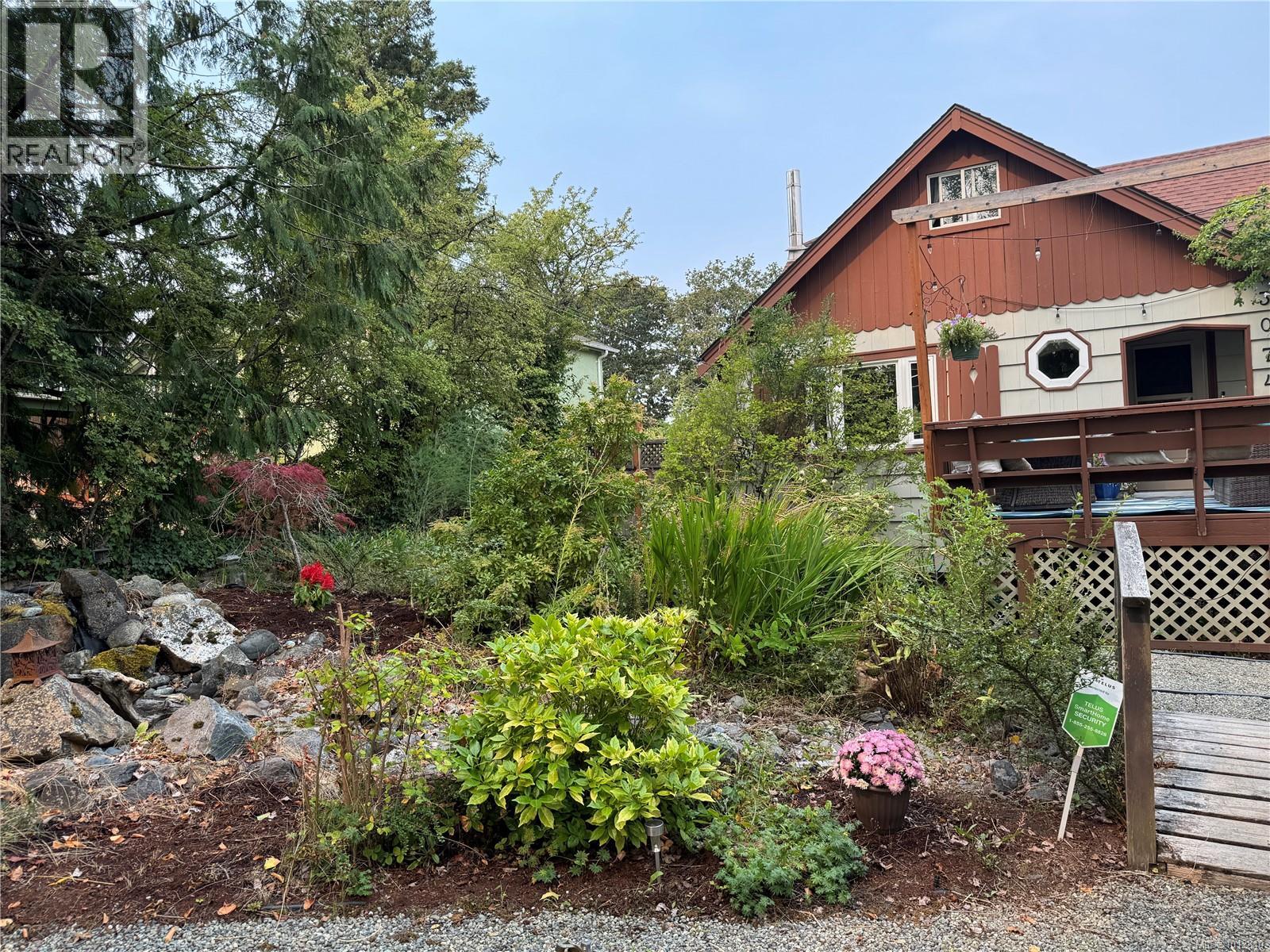 Photo 2 of 3074 Colquitz Ave, Saanich BC
