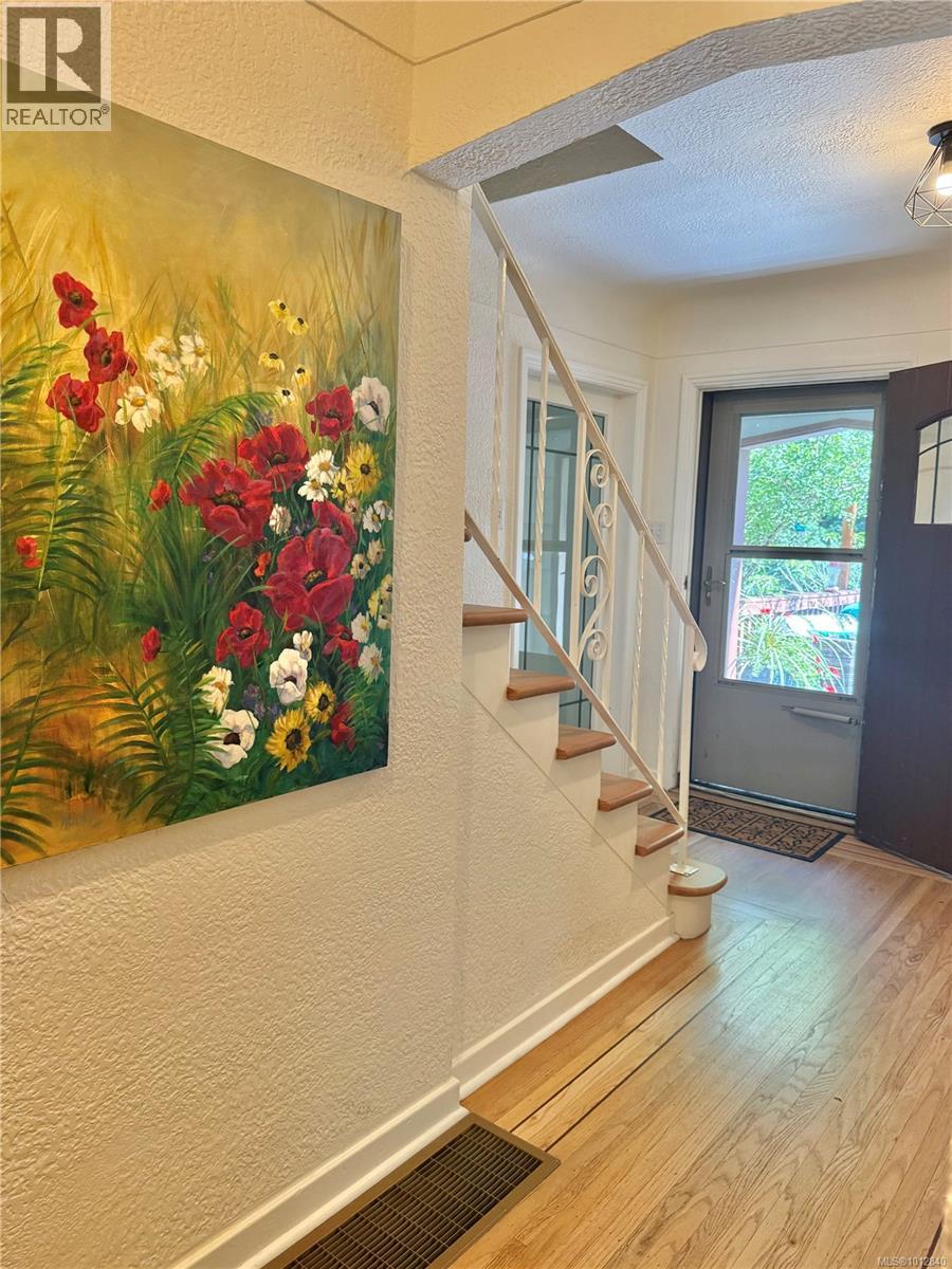 Photo 3 of 3074 Colquitz Ave, Saanich BC