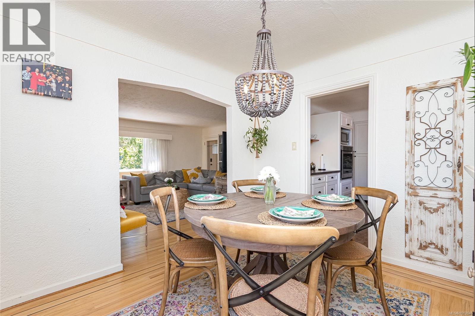 Photo 9 of 3074 Colquitz Ave, Saanich BC