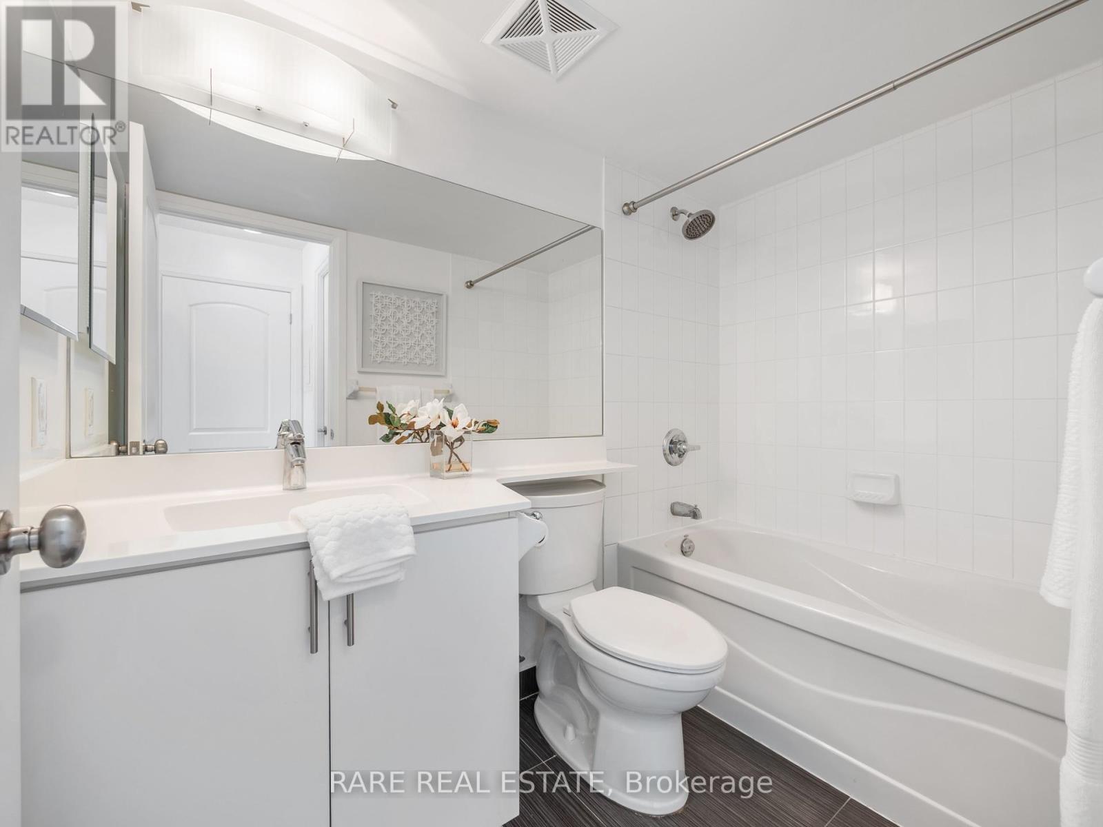 Photo 13 of 908 20 North Park Road, Vaughan ON