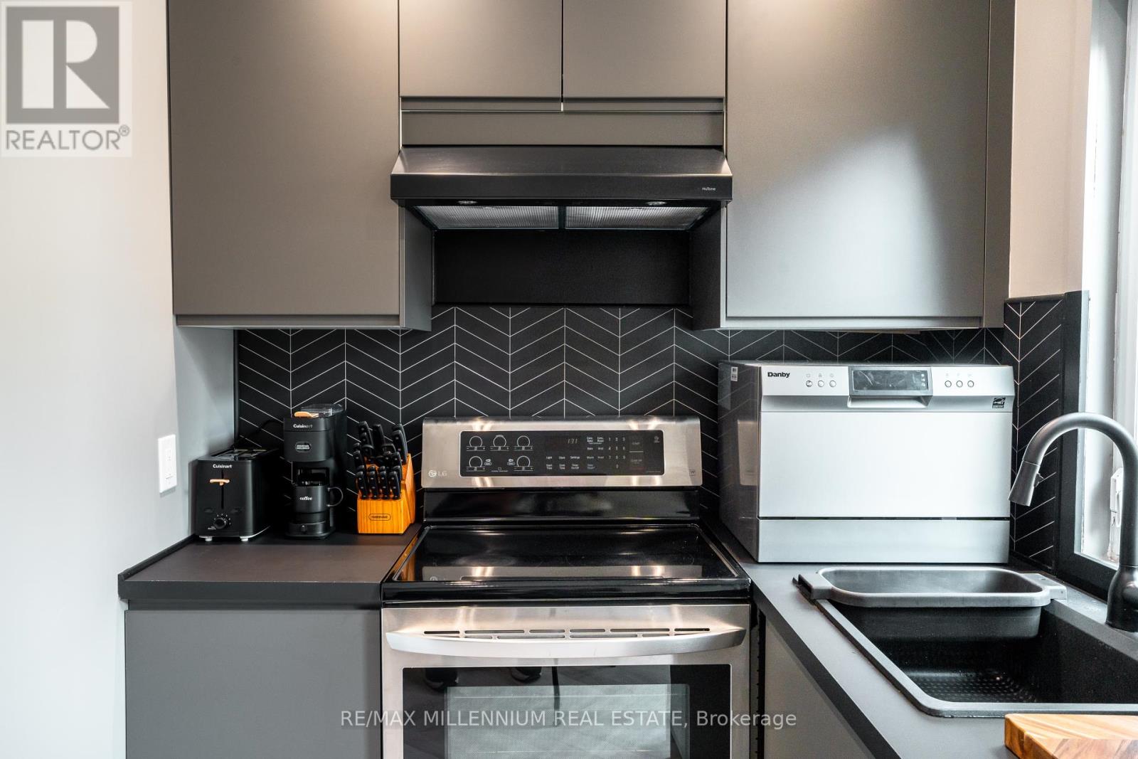 Photo 10 of Main 797 Pape Avenue, Toronto ON