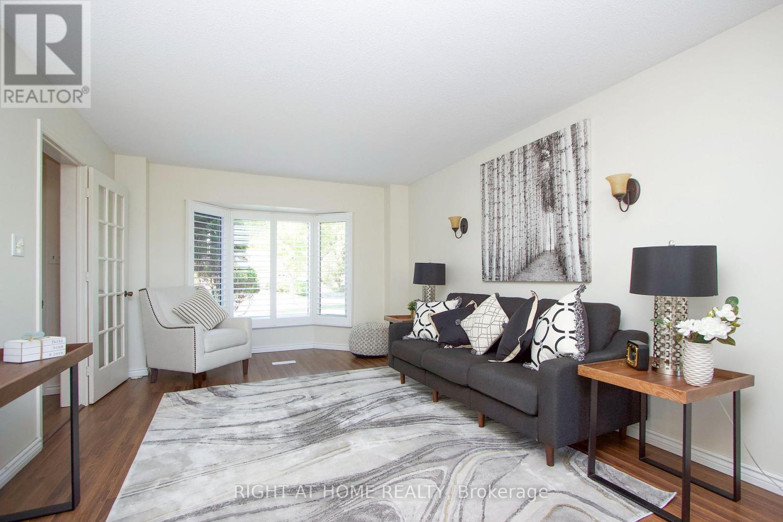 Photo 13 of 102 Hialeah Crescent, Whitby ON