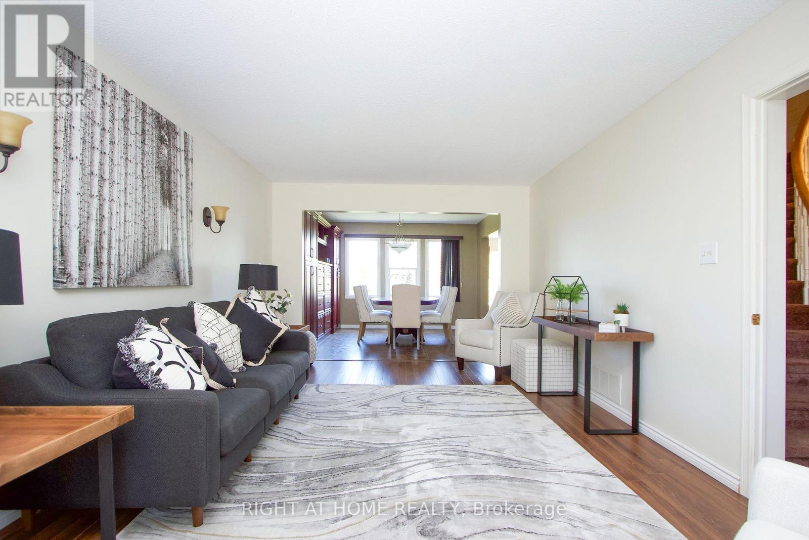 Photo 14 of 102 Hialeah Crescent, Whitby ON
