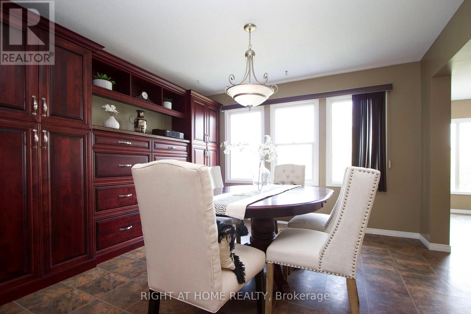 Photo 15 of 102 Hialeah Crescent, Whitby ON