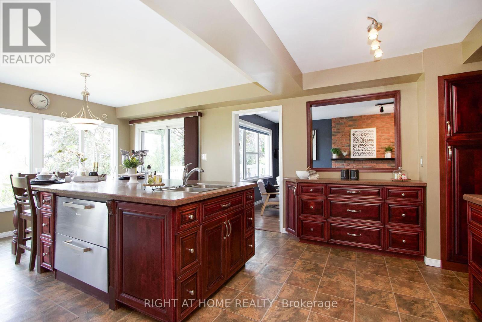 Photo 17 of 102 Hialeah Crescent, Whitby ON