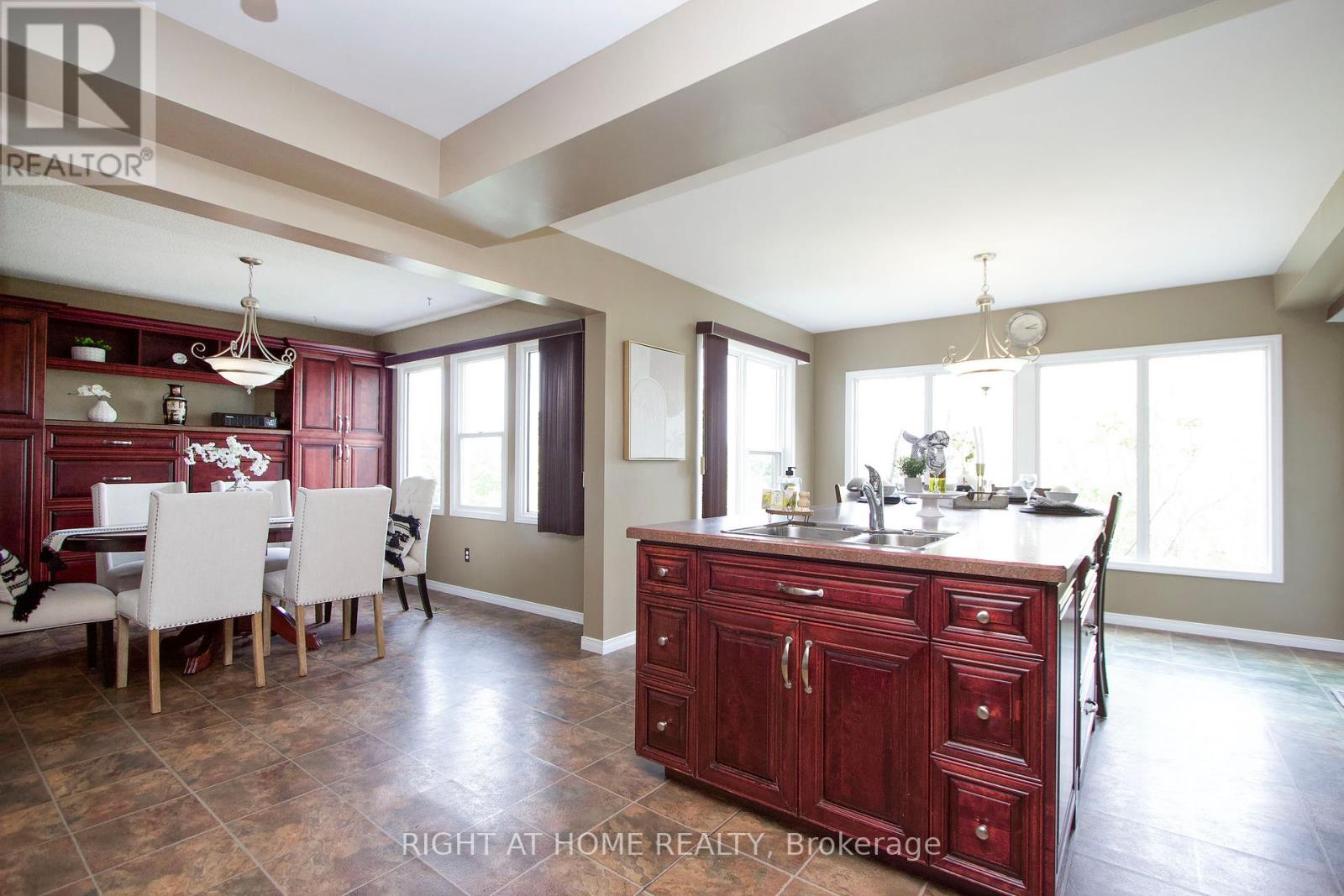 Photo 18 of 102 Hialeah Crescent, Whitby ON