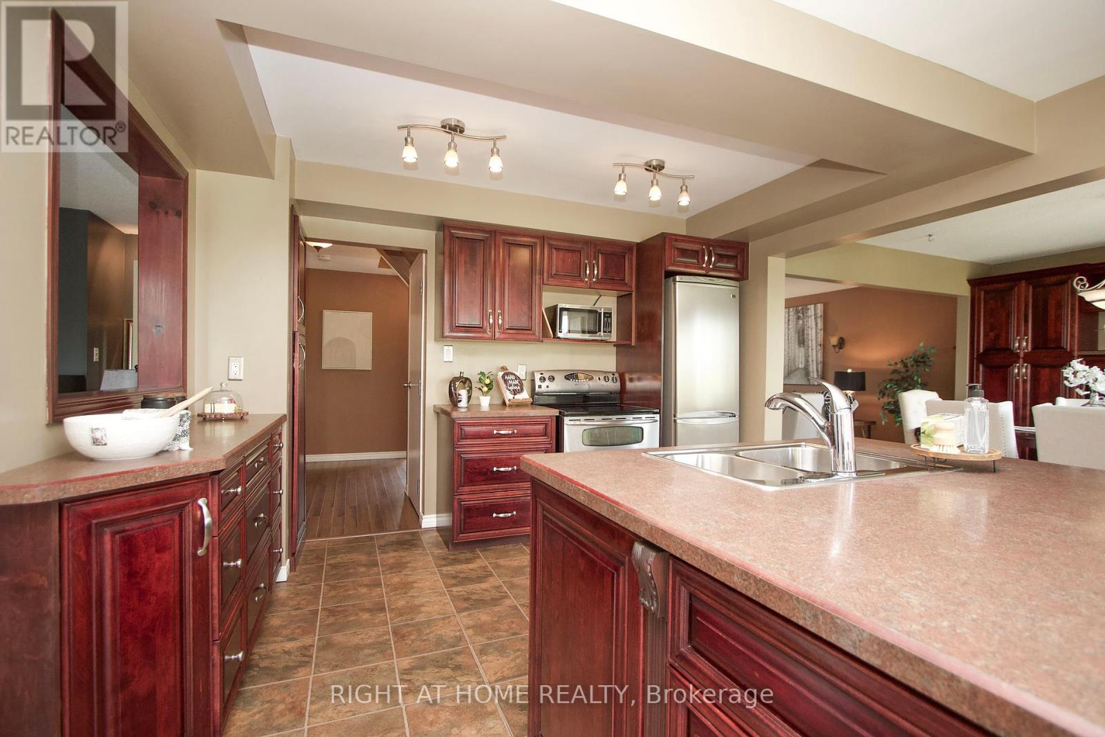 Photo 19 of 102 Hialeah Crescent, Whitby ON