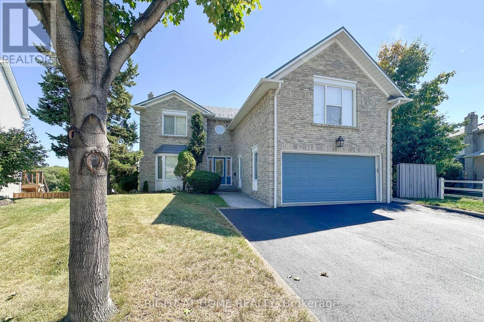 Photo 2 of 102 Hialeah Crescent, Whitby ON