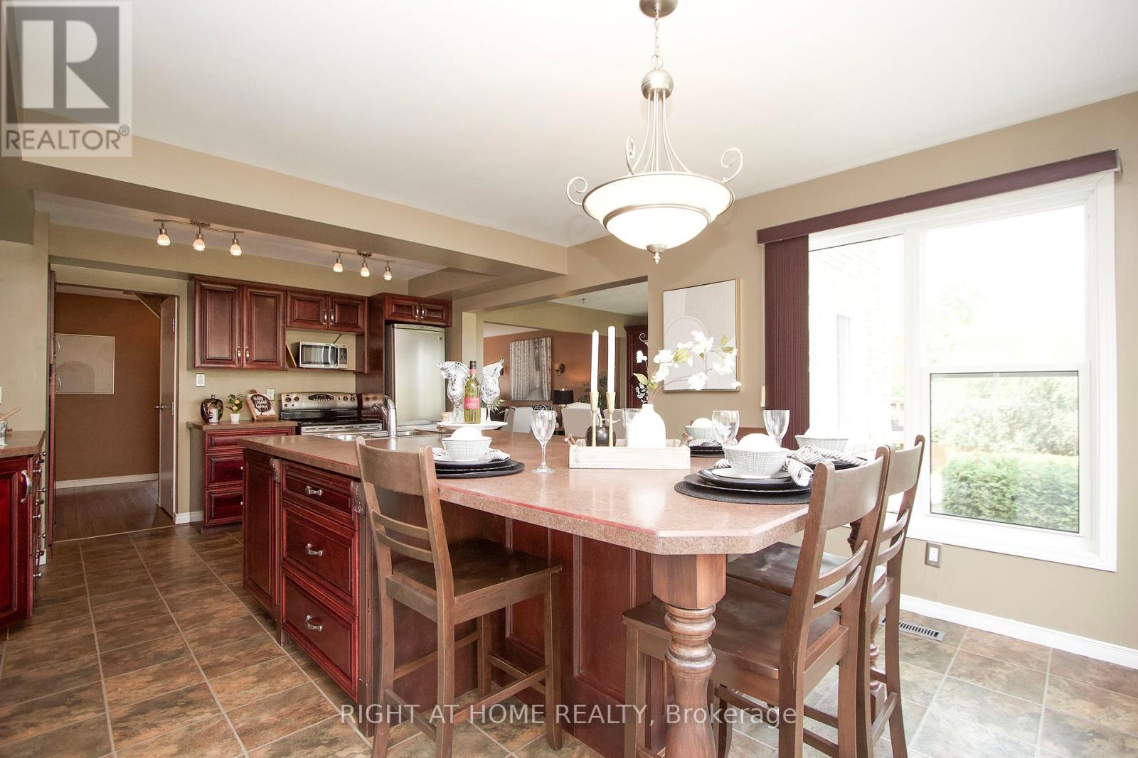 Photo 20 of 102 Hialeah Crescent, Whitby ON