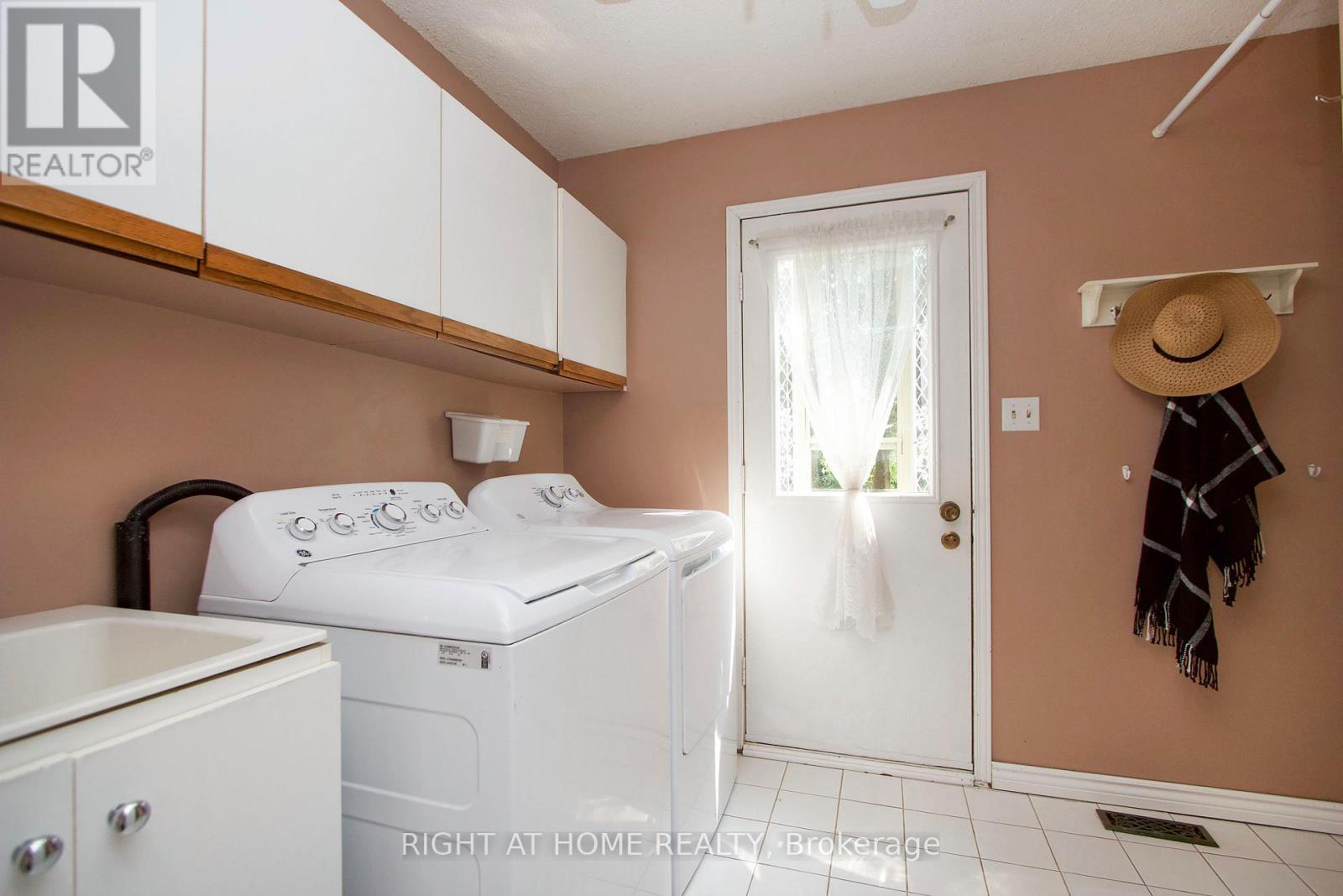 Photo 24 of 102 Hialeah Crescent, Whitby ON