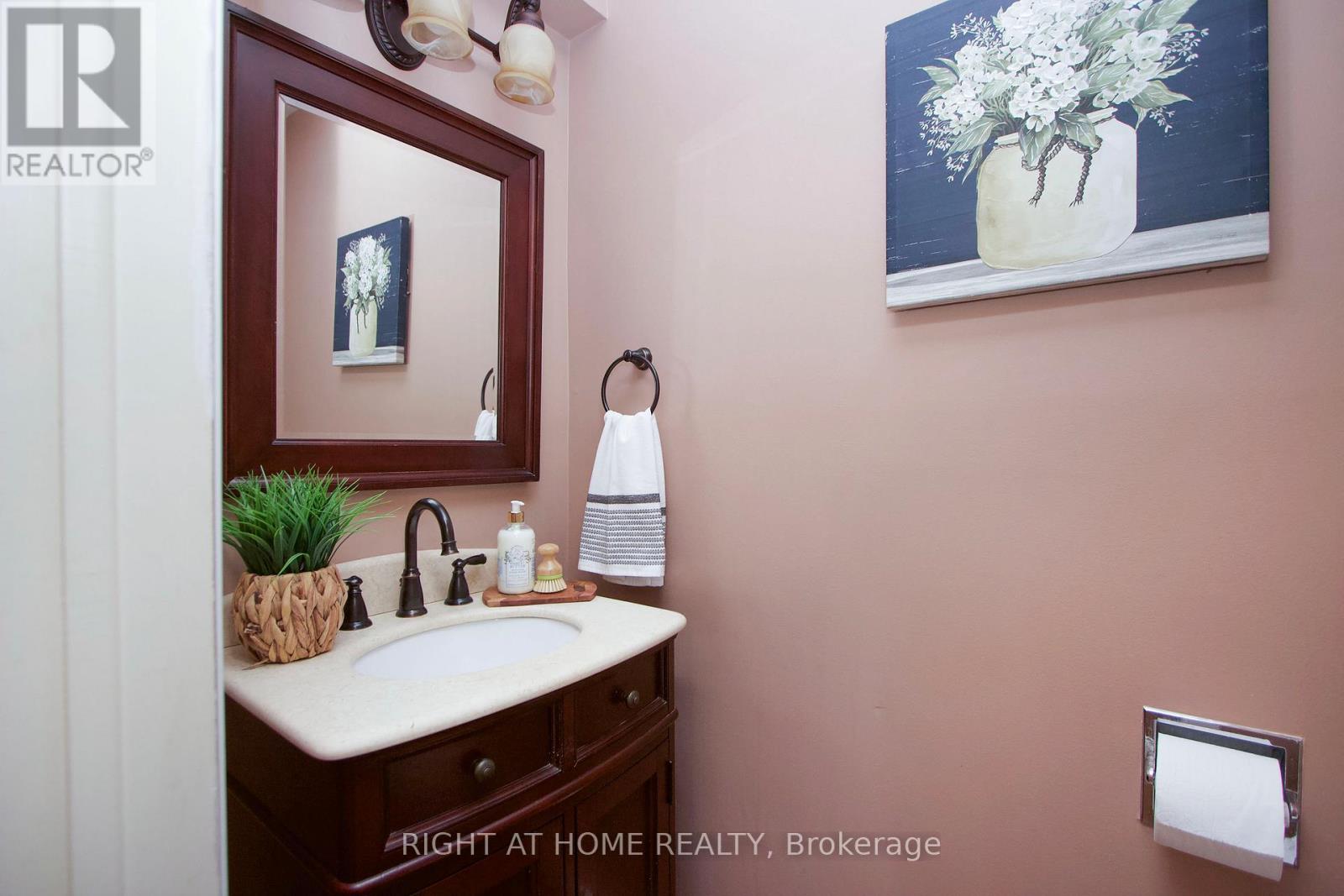 Photo 25 of 102 Hialeah Crescent, Whitby ON