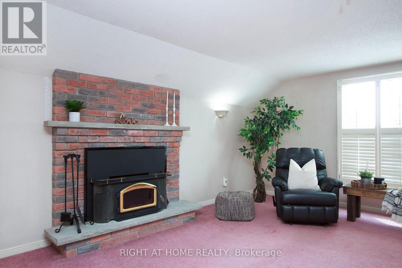 Photo 28 of 102 Hialeah Crescent, Whitby ON
