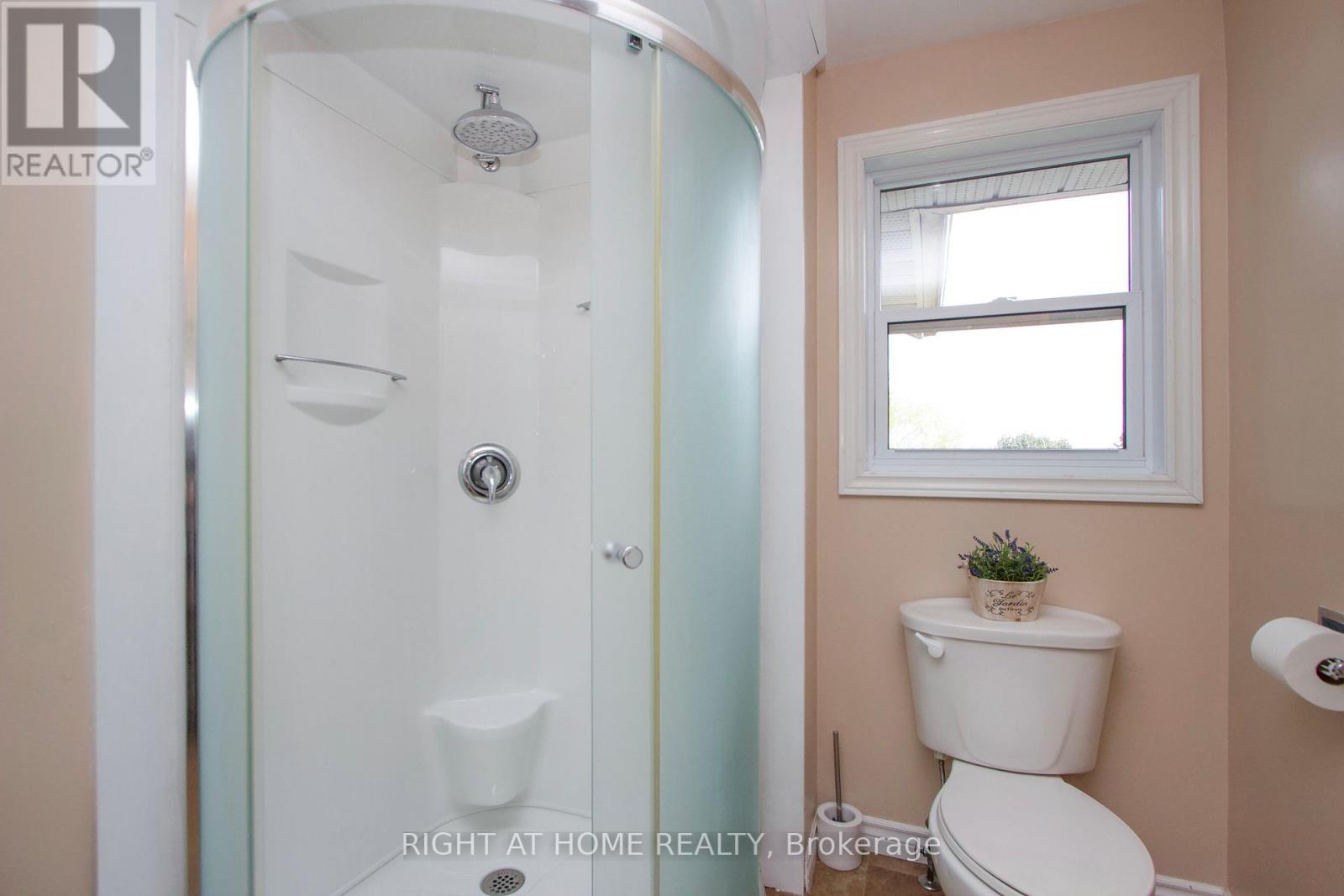 Photo 29 of 102 Hialeah Crescent, Whitby ON