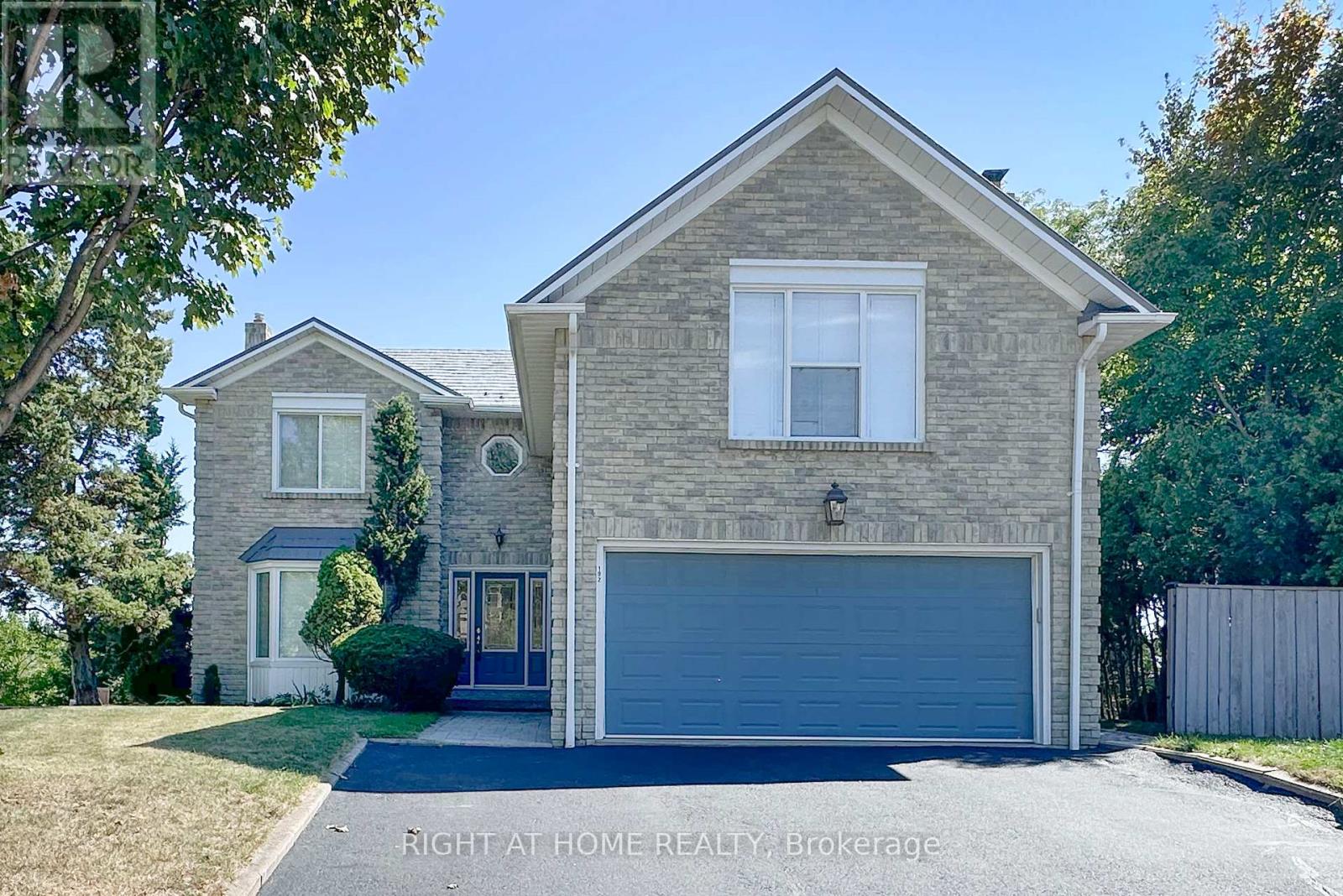 Photo 3 of 102 Hialeah Crescent, Whitby ON