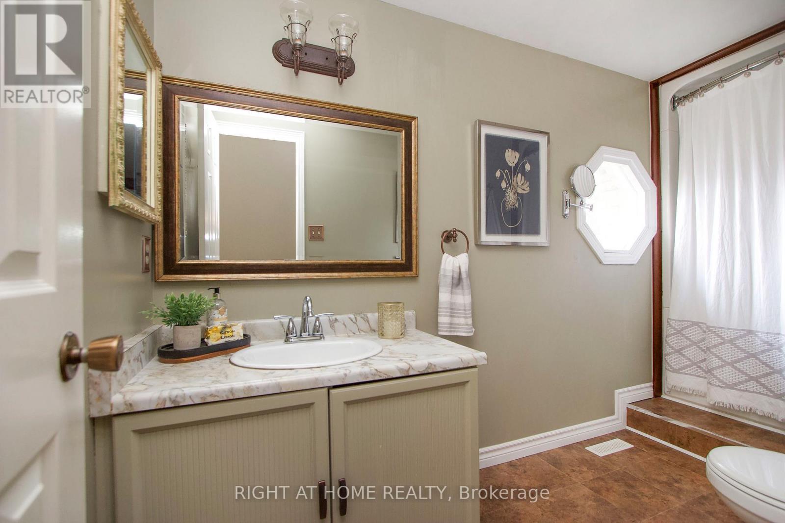 Photo 33 of 102 Hialeah Crescent, Whitby ON
