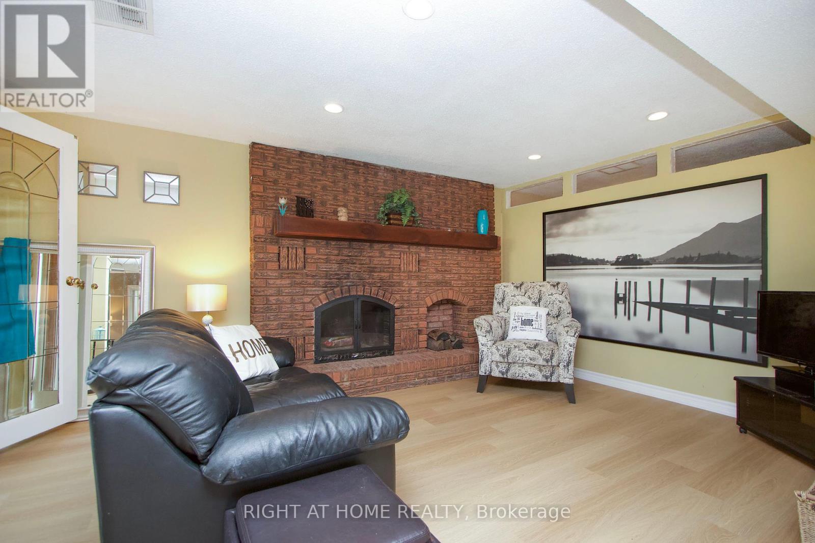 Photo 38 of 102 Hialeah Crescent, Whitby ON