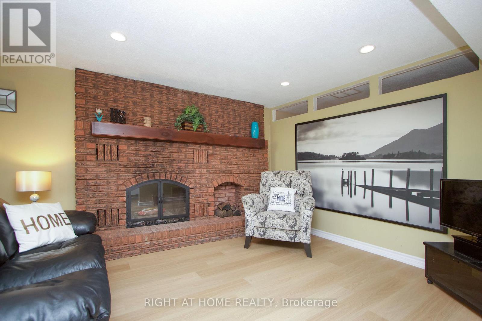 Photo 39 of 102 Hialeah Crescent, Whitby ON