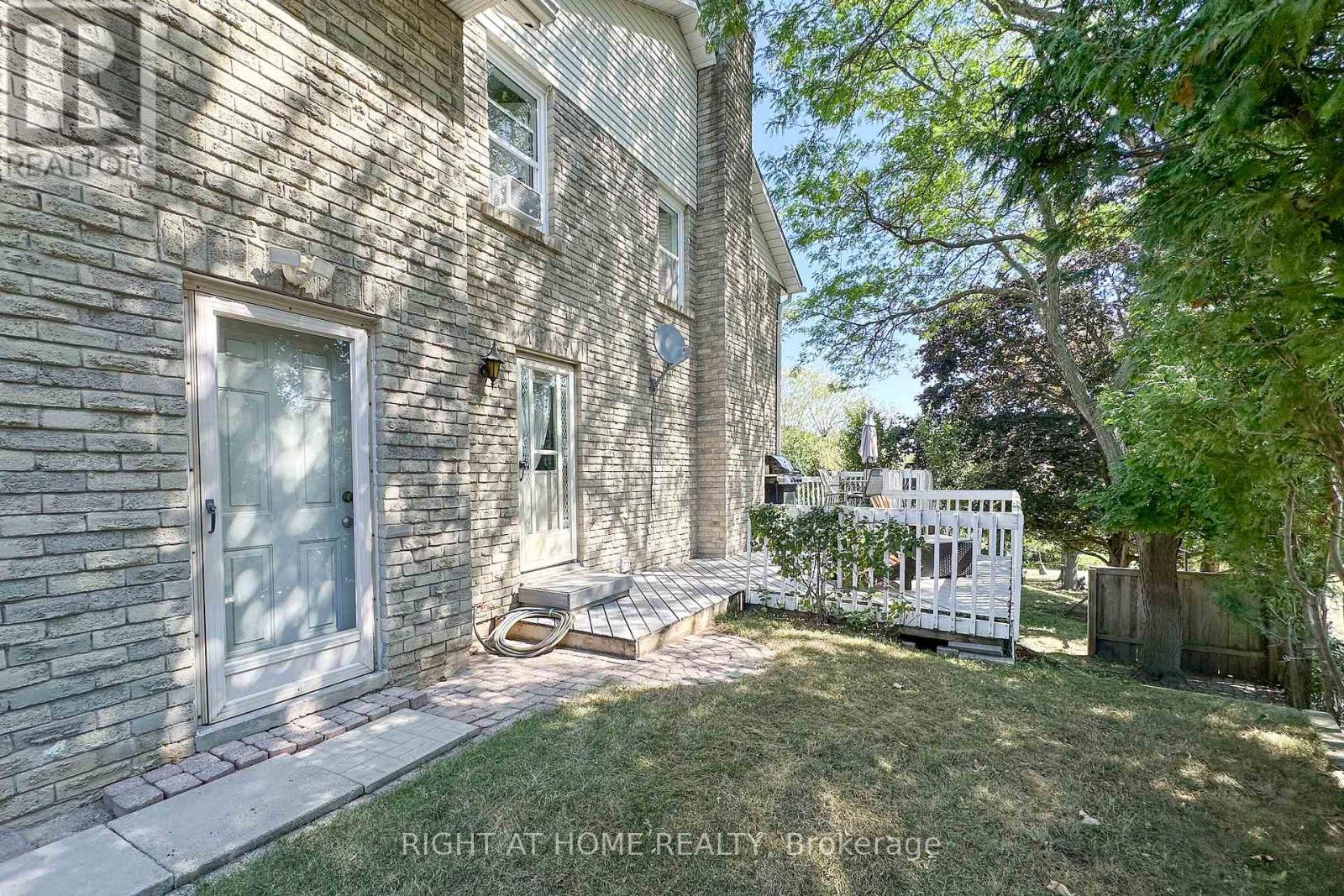 Photo 4 of 102 Hialeah Crescent, Whitby ON