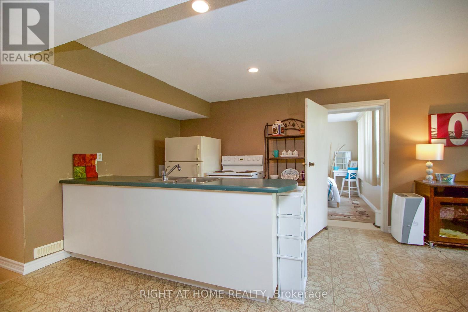Photo 41 of 102 Hialeah Crescent, Whitby ON