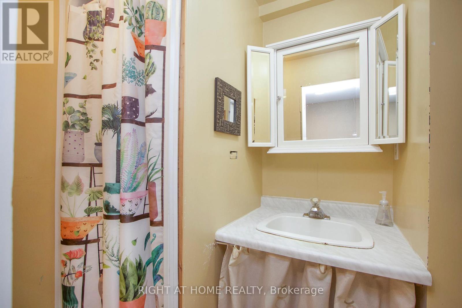 Photo 45 of 102 Hialeah Crescent, Whitby ON